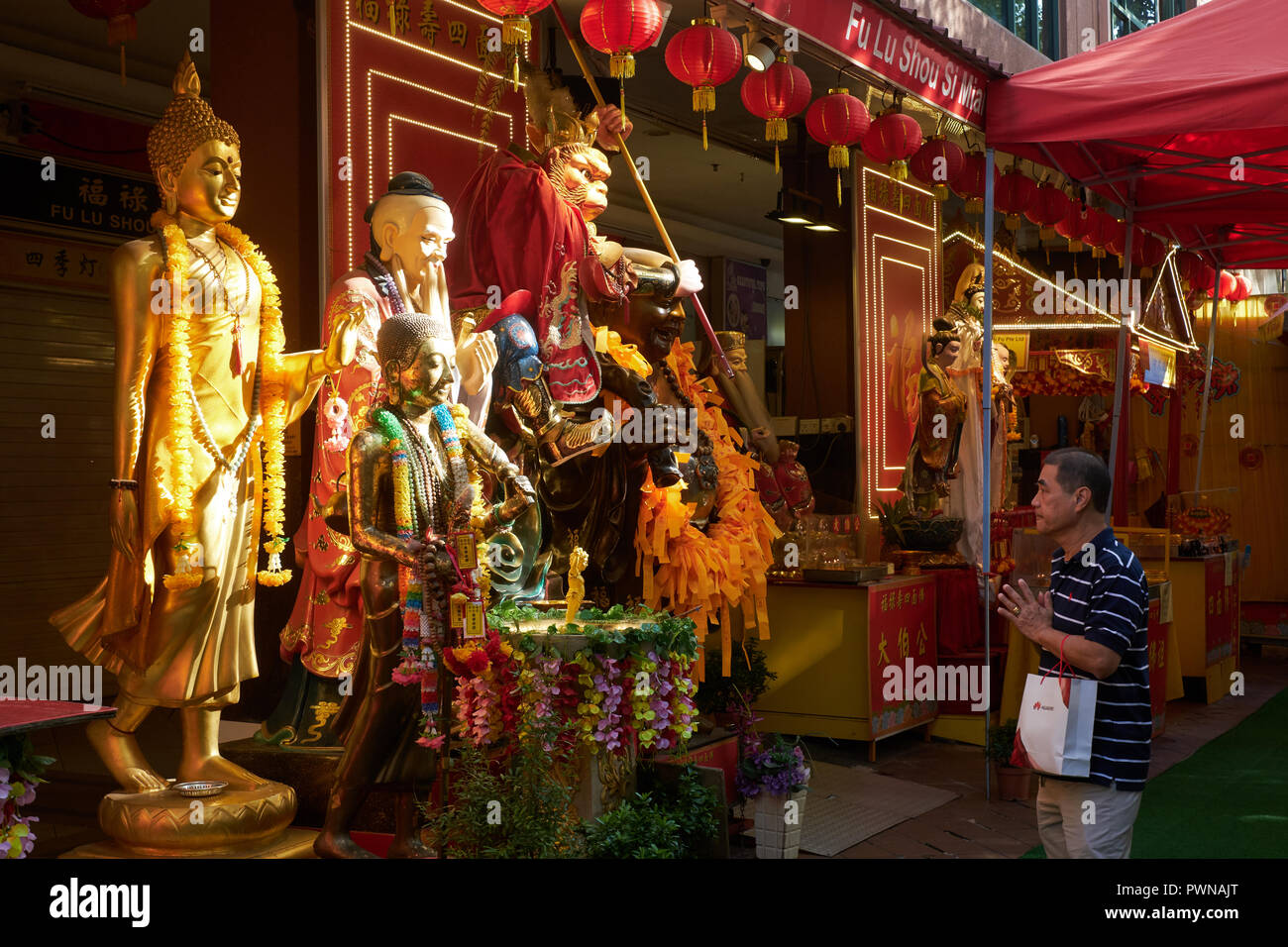 Taoista e buddista santuari di strada con molteplici divinità in Waterloo Street, l'area di Bugis, Singapore, attirando un flusso costante di adoratori Foto Stock