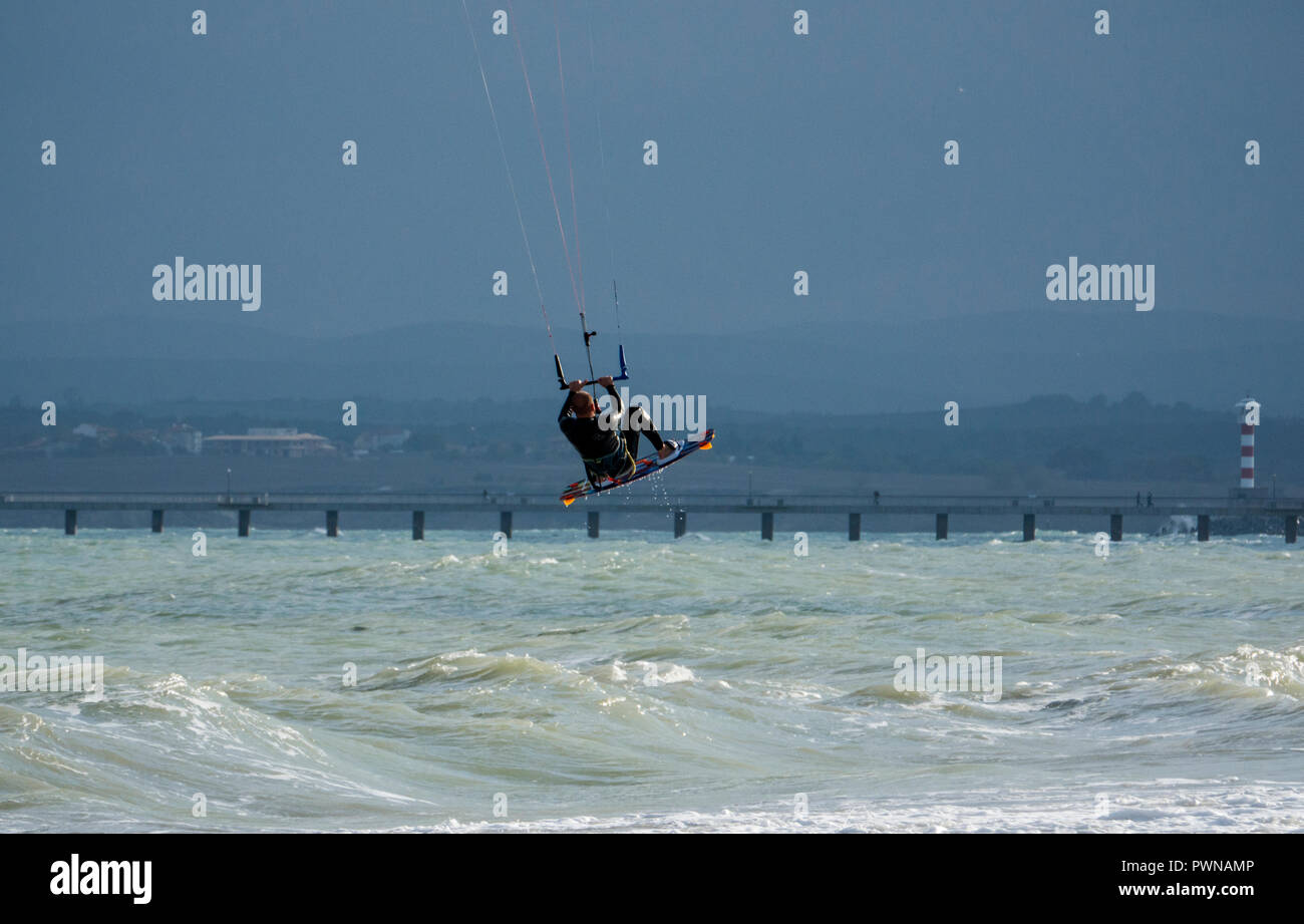 Kitesurfer prendere l'aria sulla costa del Mar Nero in Burgas, Bulgaria Foto Stock