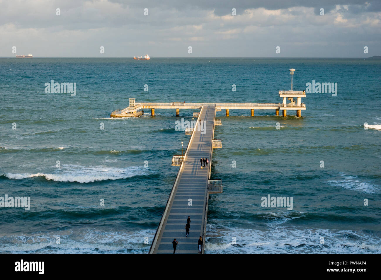 La gente a piedi lungo il molo sopra il Mar Nero Burgas, Bulgaria Foto Stock