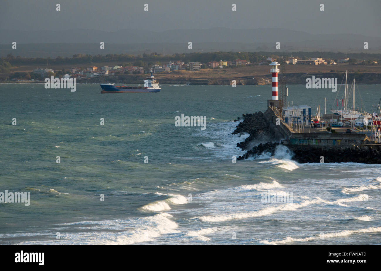 Nave ancorata al di fuori del porto di Burgas, Bulgaria Foto Stock