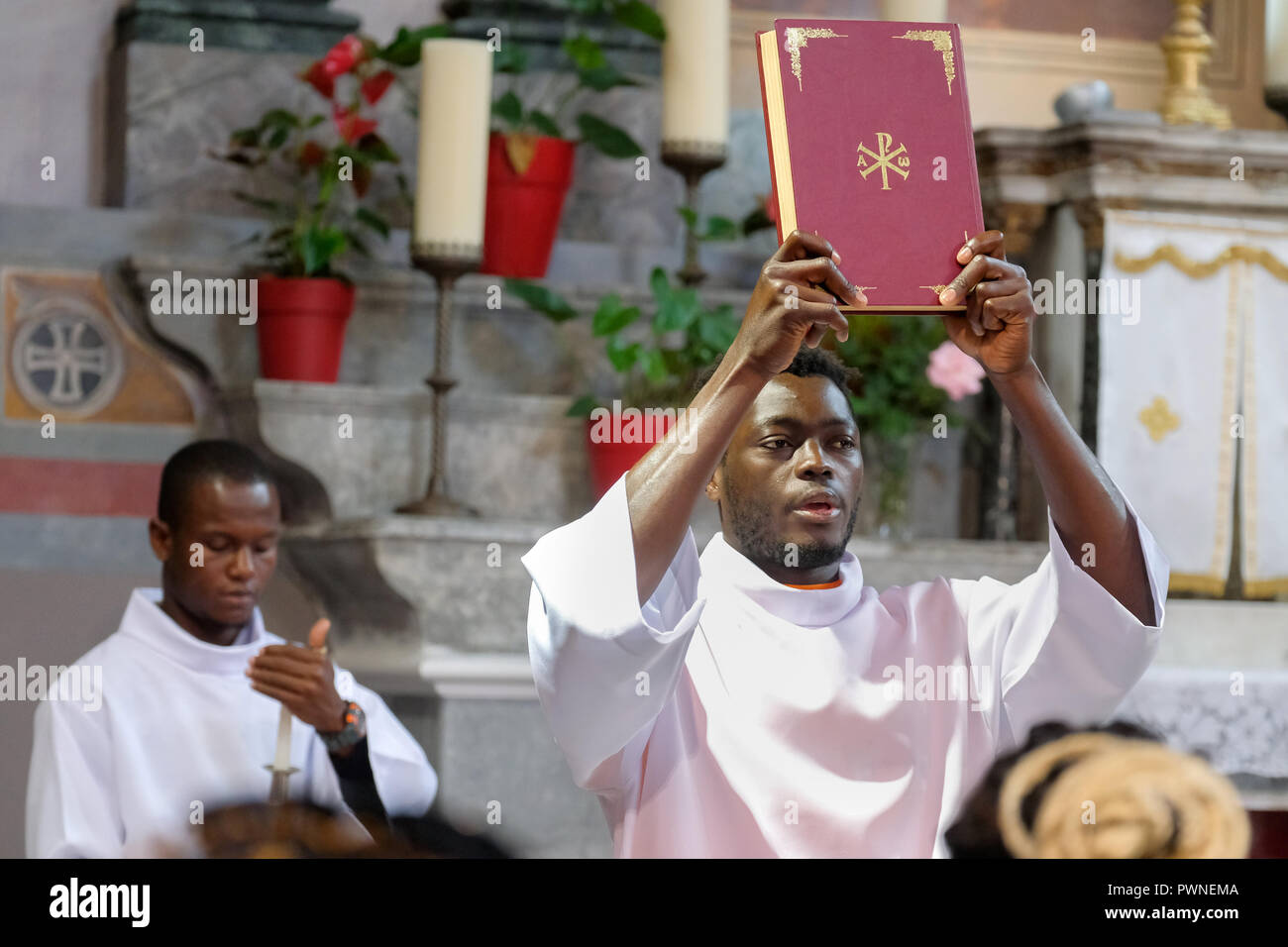 Servizio in chiesa per i rifugiati per l'Assunzione della Vergine Maria nella Chiesa la capitale dell'isola, Mitilini, Lesbo Island, Grecia, Maggio 2018 Foto Stock
