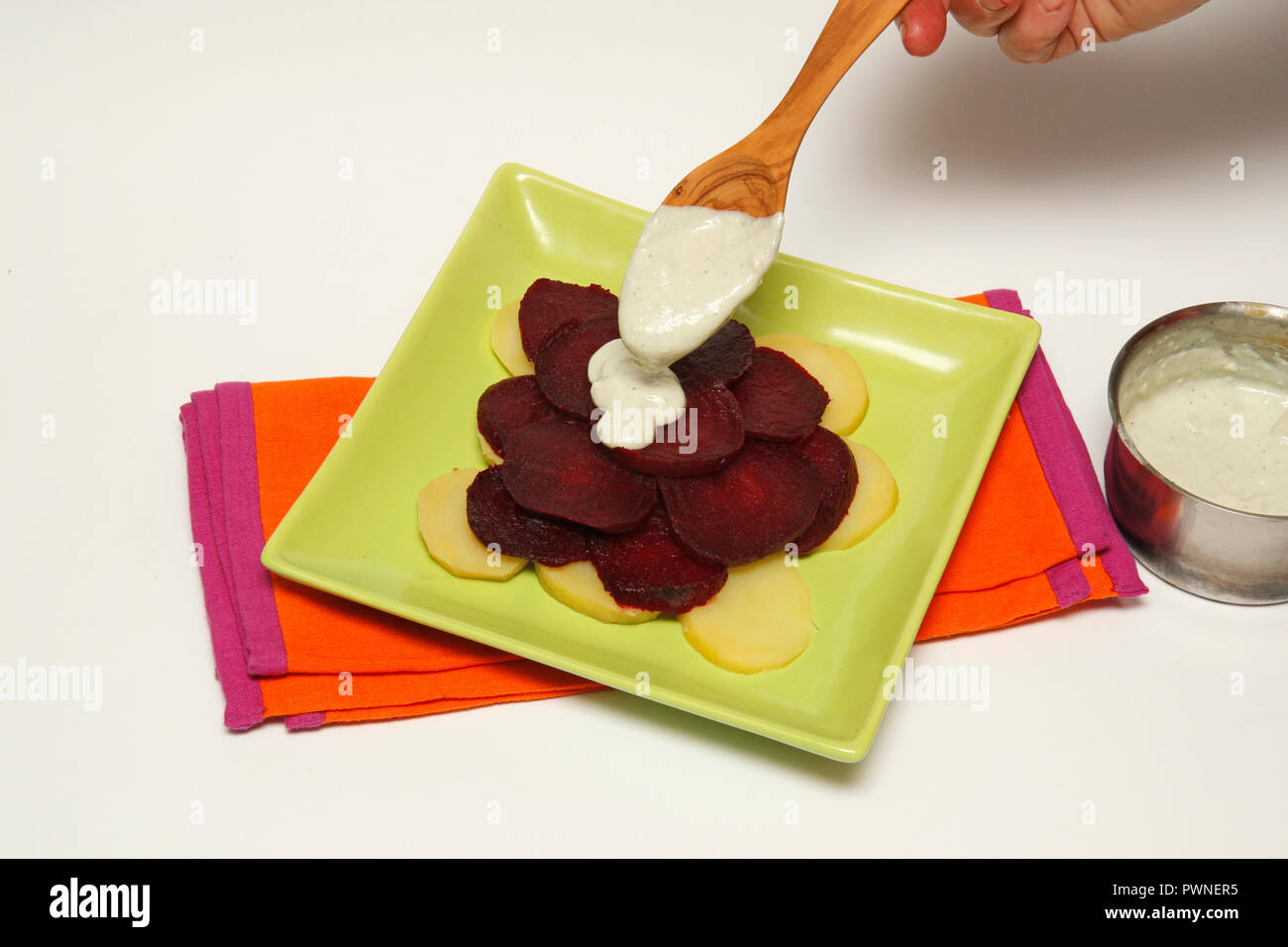 Insalata di patate e barbabietole con salsa roquefort Foto Stock