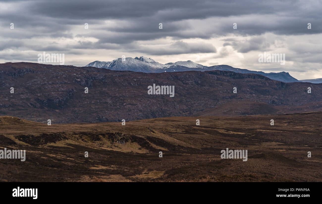 Highland innevate montagne e un cielo nuvoloso Ross Shire, Scotland, Regno Unito Foto Stock