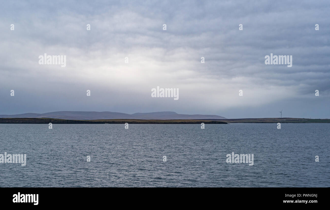 Vista da un traghetto che opera tra le Orkney Islands e la terraferma scozzese, Regno Unito Foto Stock