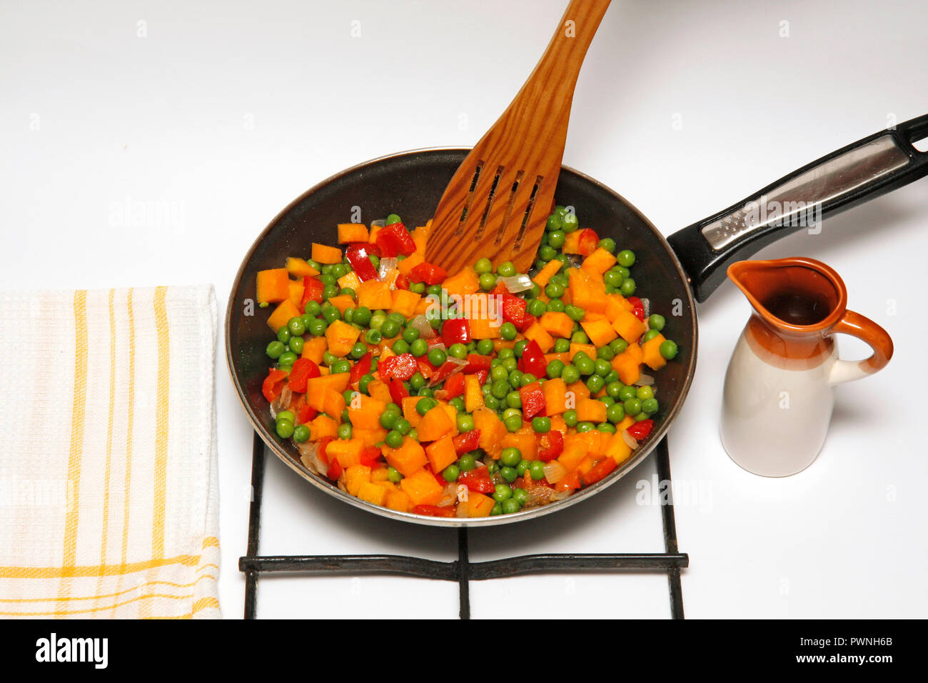 Merluzzo con verdure. Passo dopo passo. Piatto preparato: C2DMTH. Foto Stock