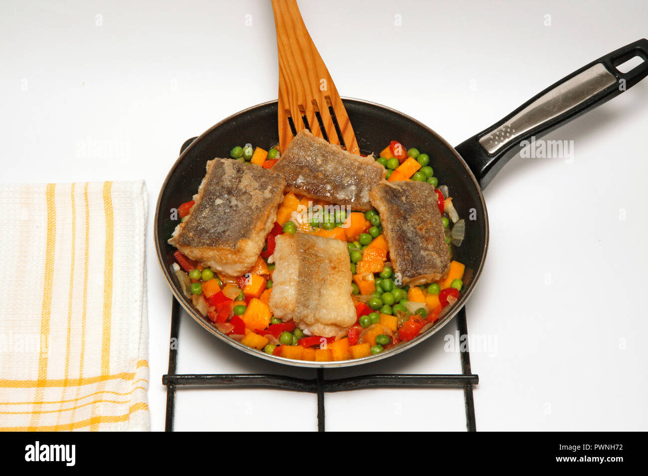 Merluzzo con verdure. Passo dopo passo. Piatto preparato: C2DMTH. Foto Stock