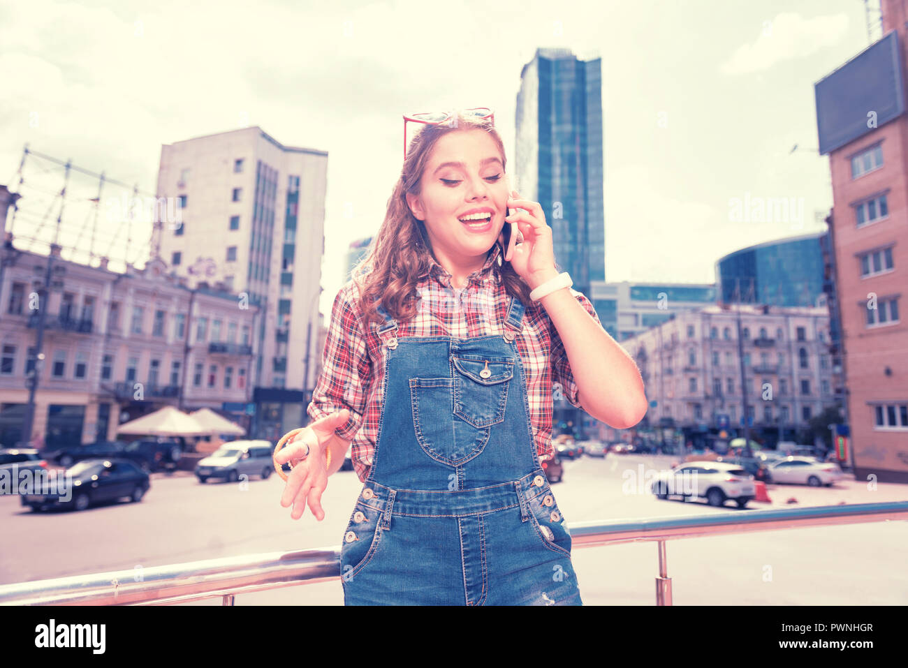 Emotional funny girl sentirsi felice mentre chiamando i suoi parenti lontani Foto Stock