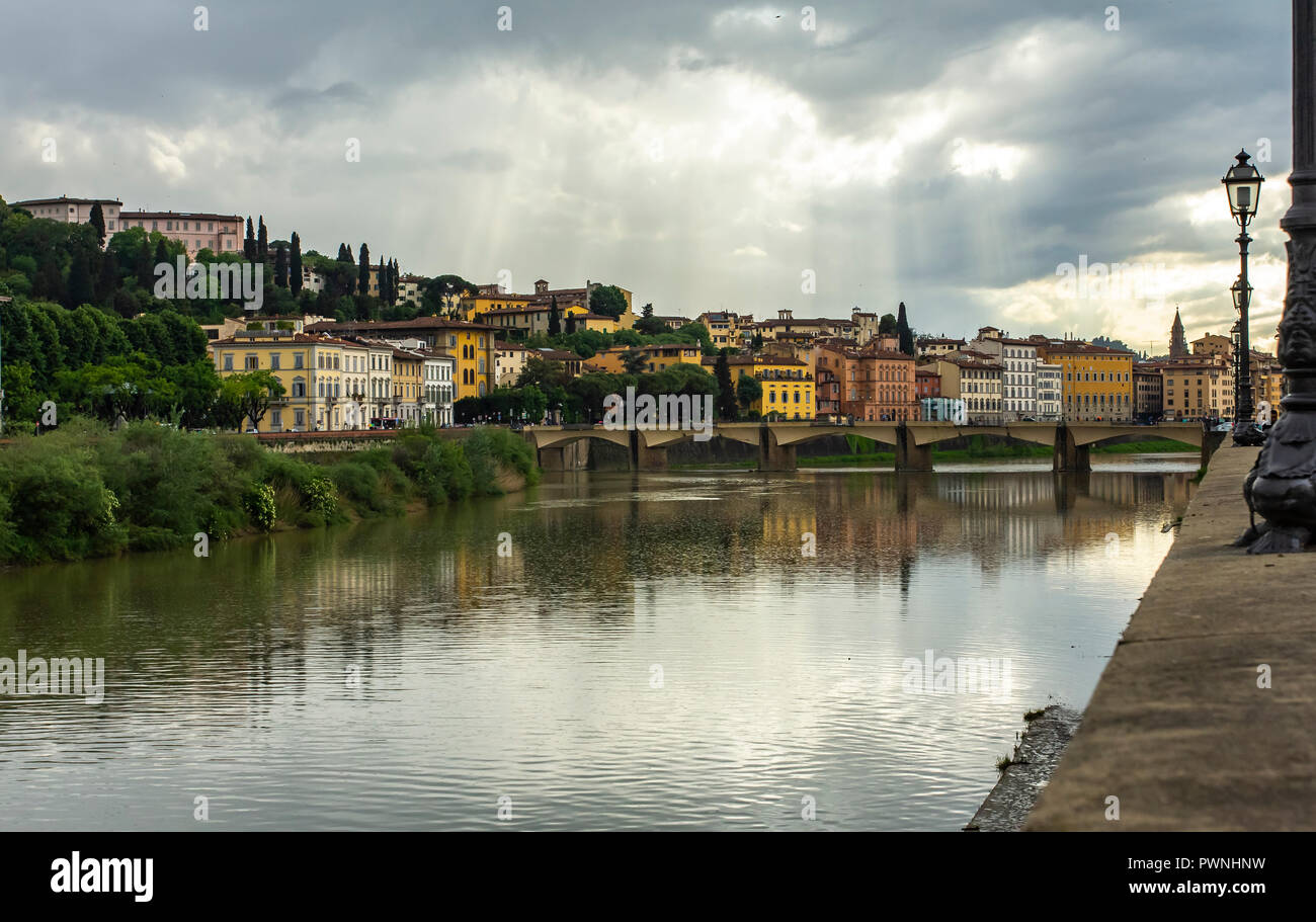 Firenze sulla riva del fiume. Bella città. La città di Firenze, Italia. Tipica città italiana. Foto Stock