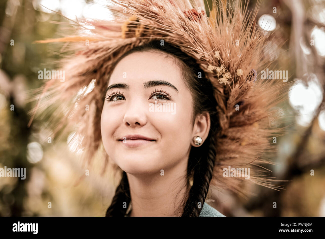 Sognante giovane donna asiatica che posano su telecamera Foto Stock