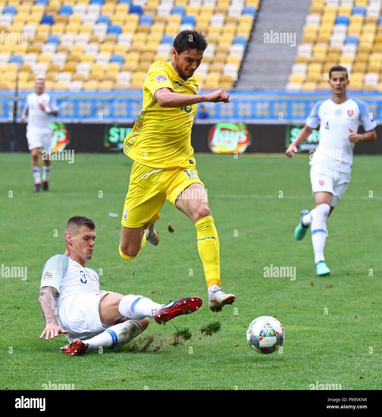 LVIV, Ucraina - 9 Settembre 2018: Martin Skrtel della Slovacchia (L) combatte per una sfera con Roman Yaremchuk dell'Ucraina durante le loro nazioni UEFA League ga Foto Stock