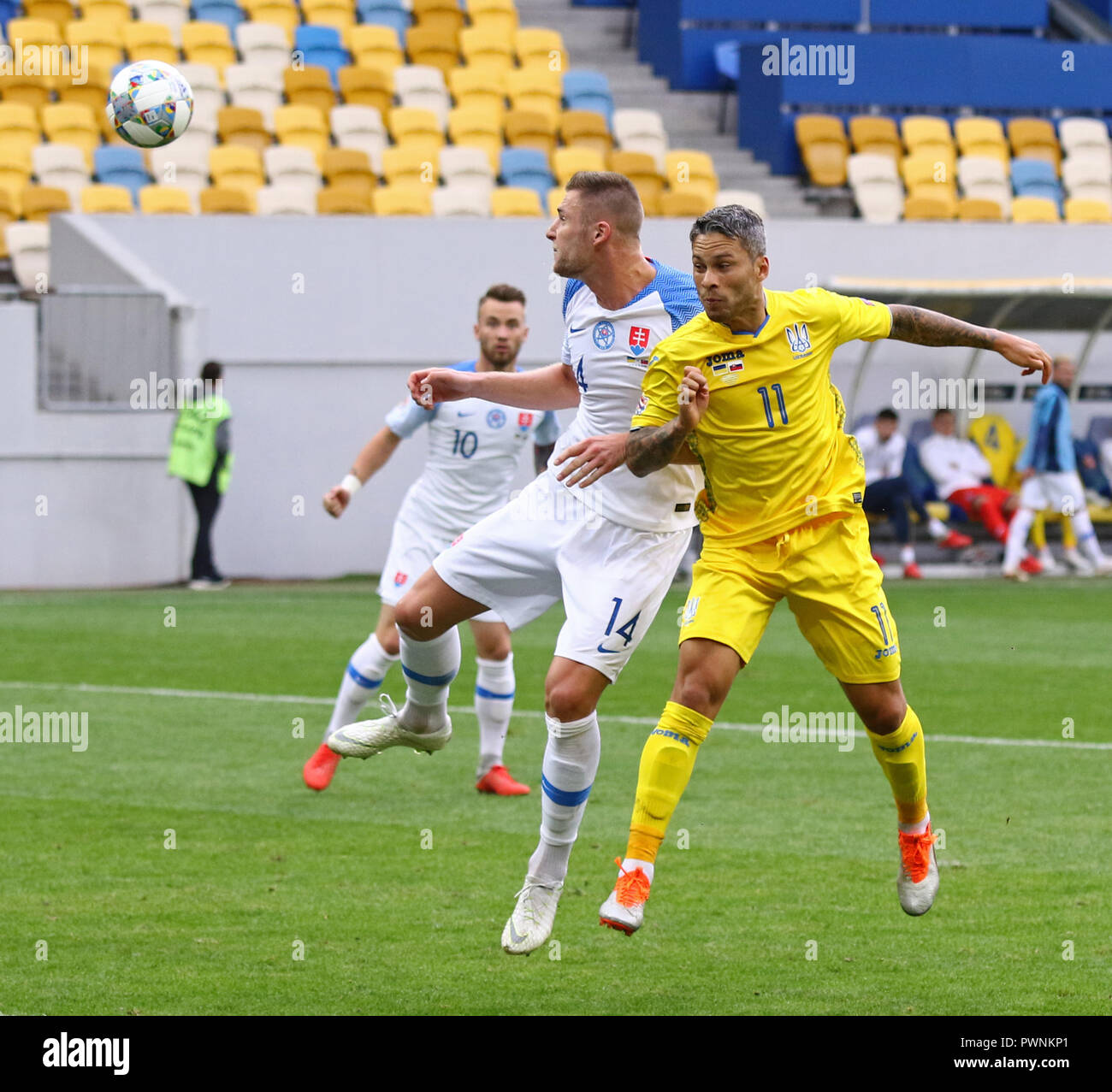 LVIV, Ucraina - 9 Settembre 2018: Milano Skriniar della Slovacchia (L) combatte per una sfera con Marlos dell'Ucraina durante le loro nazioni UEFA League a Ar Foto Stock