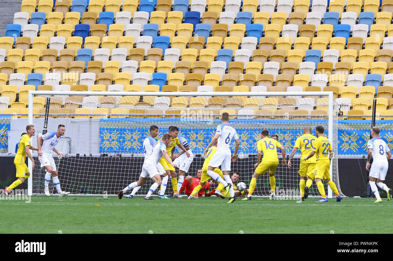 LVIV, Ucraina - 9 Settembre 2018: Ucraino (in giallo) e i giocatori slovacchi lotta per una sfera durante le loro nazioni UEFA League a Arena Lviv stadi Foto Stock