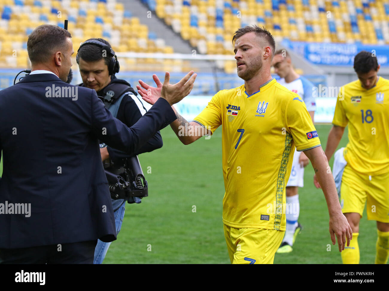 LVIV, Ucraina - 9 Settembre 2018: manager ucraino Andriy Shevchenko grazie alla sua avanti Andriy Yarmolenko dopo la UEFA Nazioni partita del campionato contro Slo Foto Stock