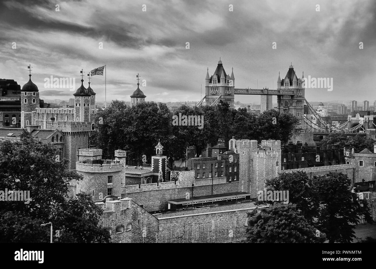 Torre di Londra e al Tower Bridge, Londra, Inghilterra, Regno Unito. Circa ottanta Foto Stock