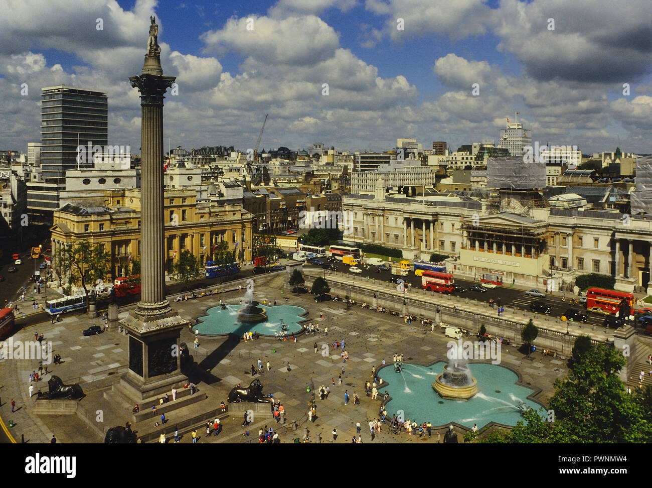 Trafalgar Square, Londra, Inghilterra, Regno Unito. Circa ottanta Foto Stock