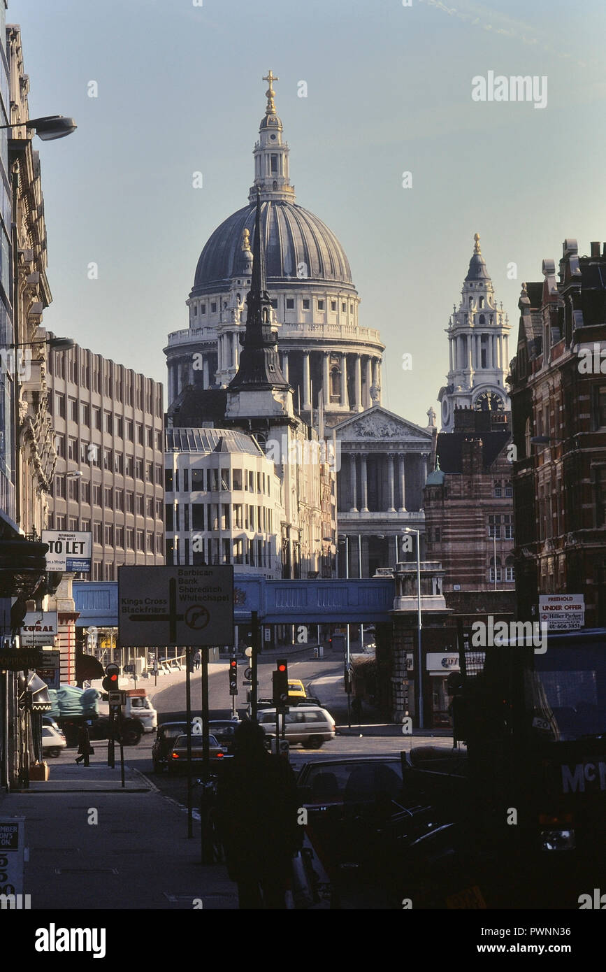 La Cattedrale di St Paul da Fleet Street, Londra, Inghilterra. c.1980's Foto Stock