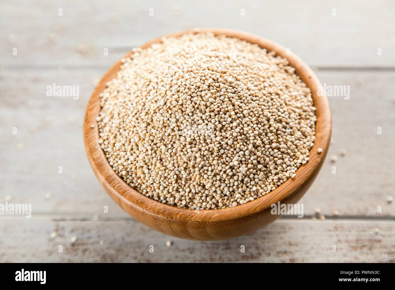 Materie di quinoa semi in una ciotola Foto Stock
