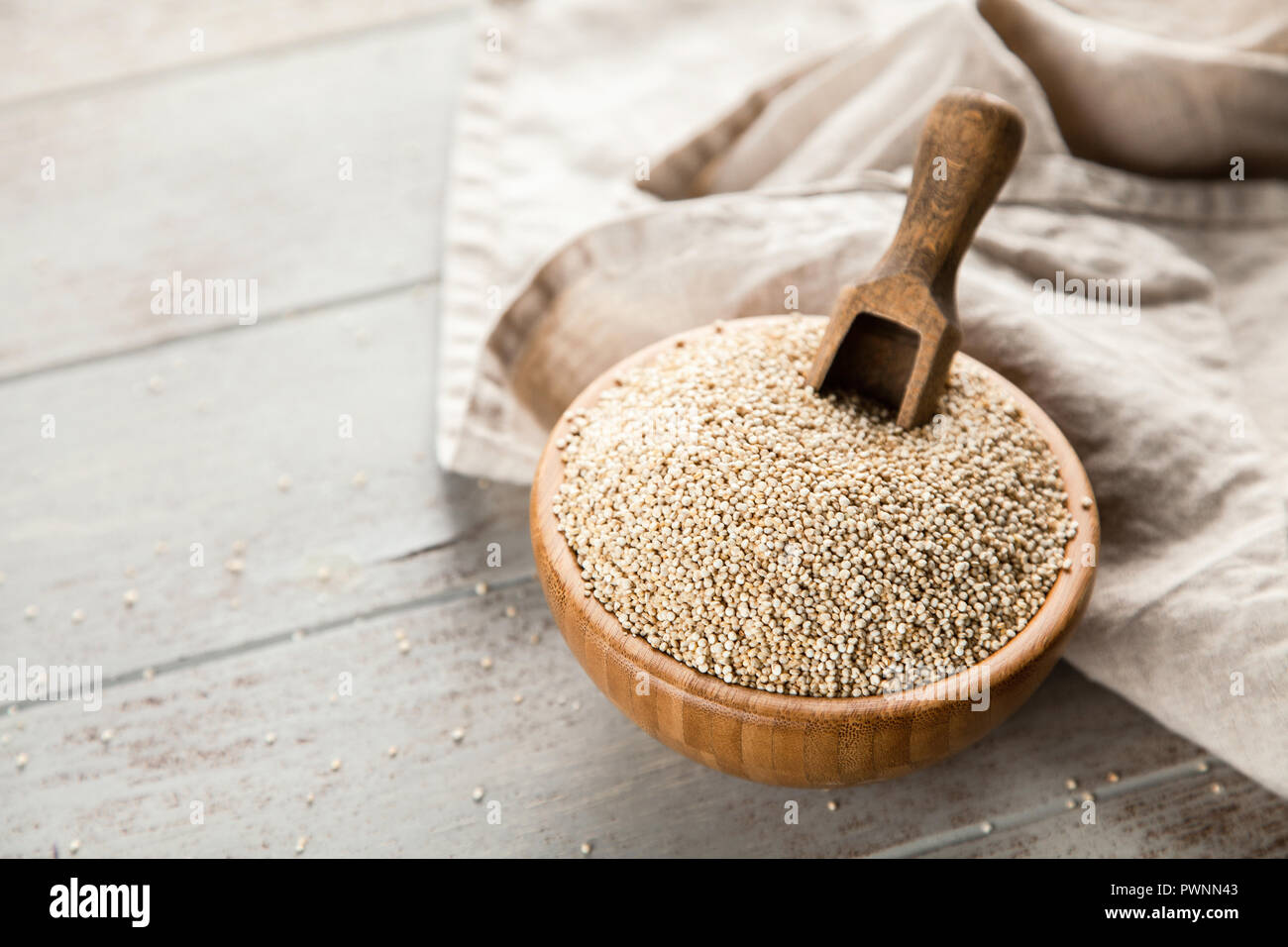 Materie di quinoa semi in una ciotola Foto Stock