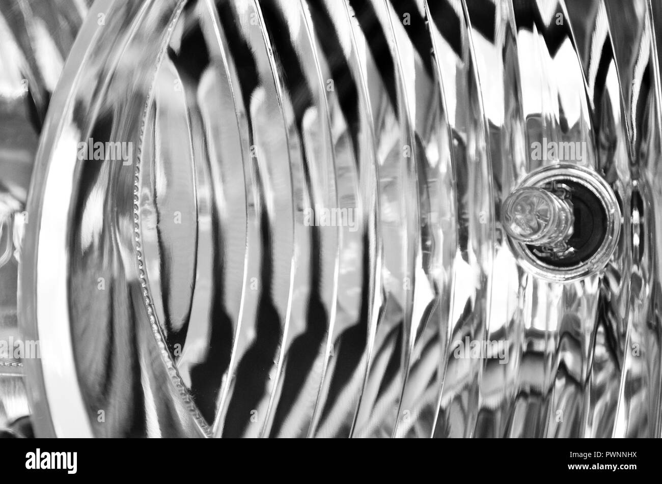 Abstract la fotografia in bianco e nero con giochi di luce, ovali e forme circolari in prospettiva che forma una spirale e una serie di riflessioni. Foto Stock Abstract la fotografia in bianco e nero con giochi di luce, ovali e forme circolari in prospettiva che forma una spirale e una serie di riflessioni. Foto Stock