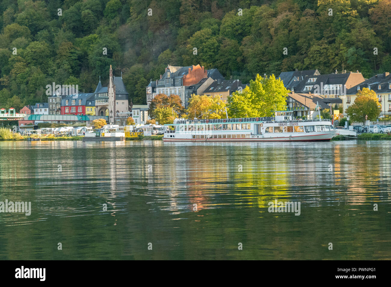 Traben Trarbach e il fiume Moselle in autunno, Germania Foto Stock