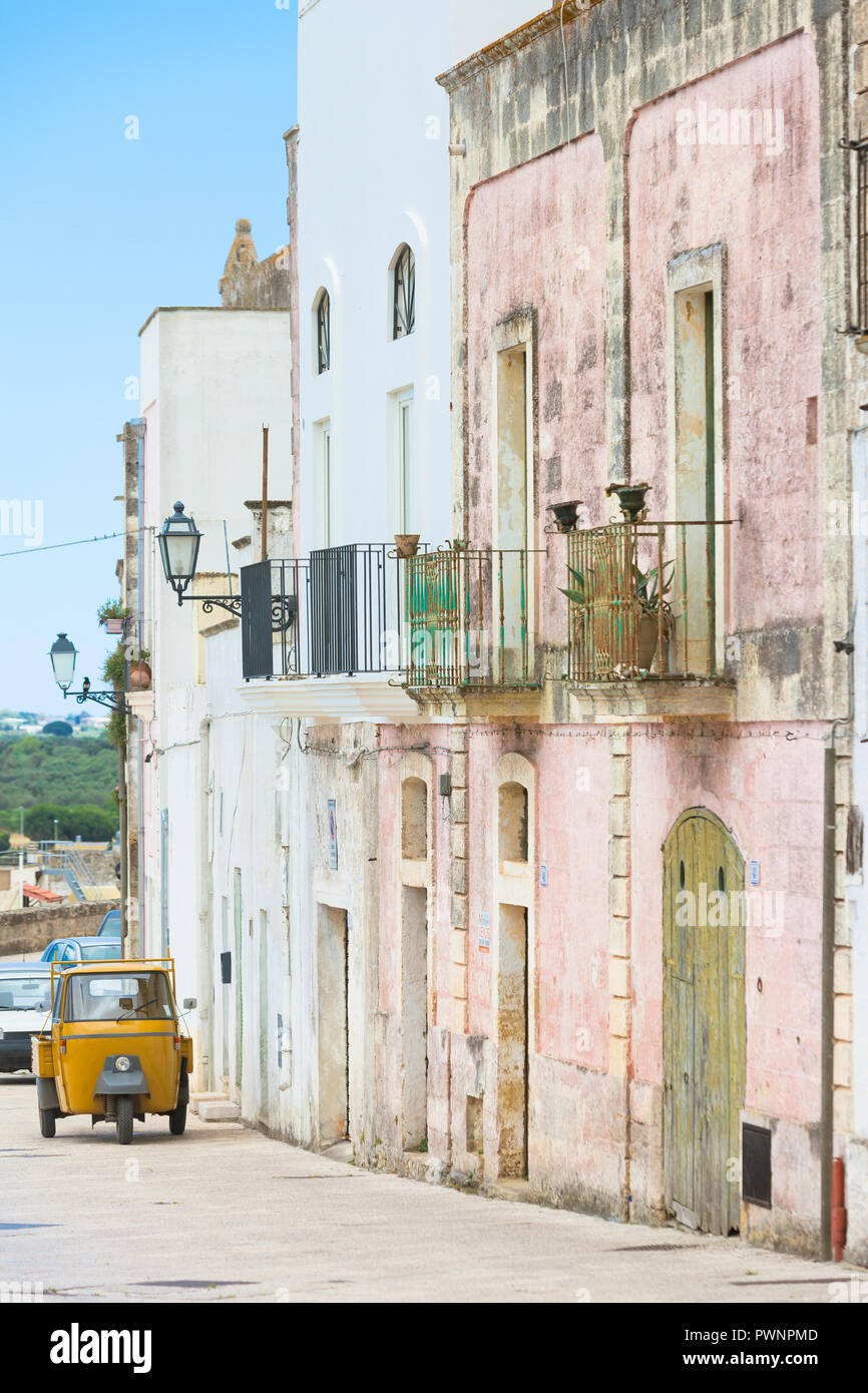 Specchia, Puglia, Italia - La vita sembra fermarsi nel centro storico di Specchia Foto Stock