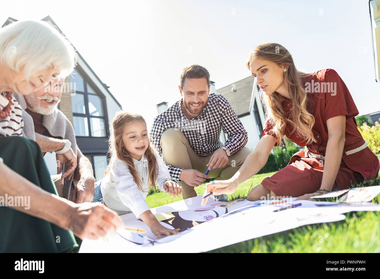 Positiva la gente felice disegno il loro albero genealogico Foto Stock