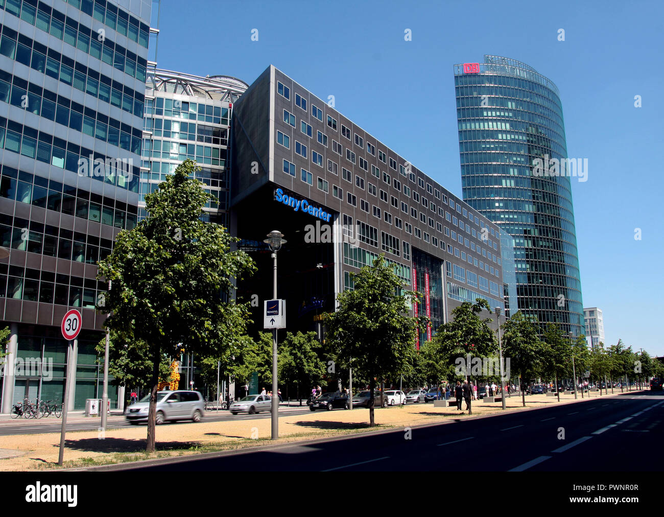 Il Sony Center complesso è molto moderno e futuristico cercando collezione di edifici in Potsdamer Platz zona di Berlino. L'architettura è incredibile e ci sono molte strutture entro il complesso che include caffè. ristoranti, negozi e fornitura per intrattenimento etc. Un ottimo esempio di come Berlino ha recuperato negli ultimi 60 anni dispari. Foto Stock