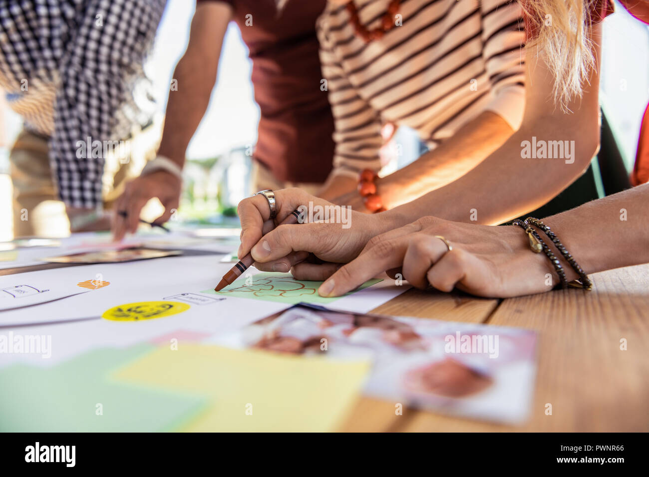 Stretta di mano femminile che immagine di disegno Foto Stock
