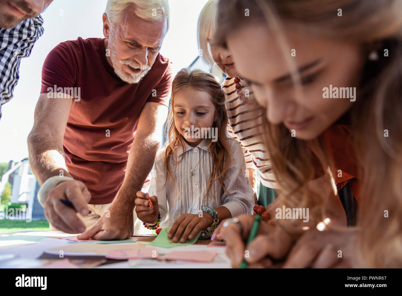 Il piacere ragazza bionda disegno il suo albero genealogico Foto Stock