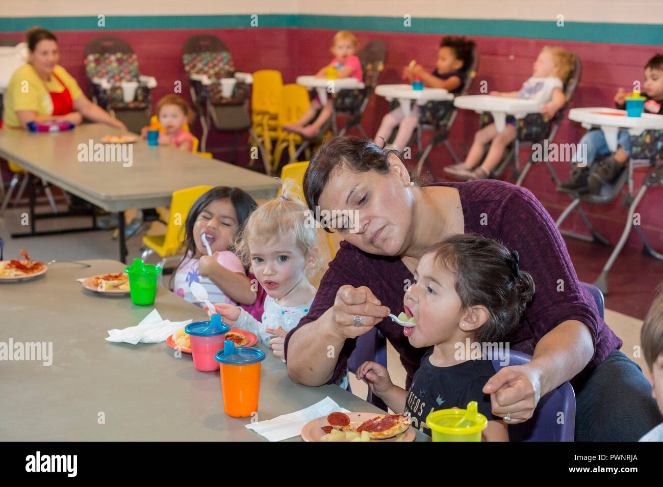Alpine, Texas - Mari Rodrigez alimenta un bambino durante il pranzo presso la comunità alpina centro. Il centro è un progetto di missione del Regno Metodista di donne. Foto Stock