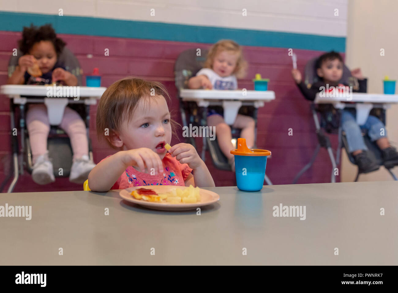 Alpine, Texas - i bambini mangiano il pranzo presso la comunità alpina centro. Il centro è un progetto di missione del Regno Metodista di donne. Foto Stock