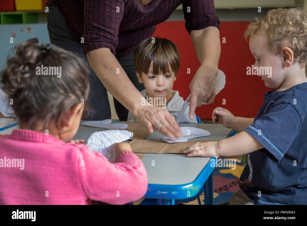 Alpine, Texas - Mari Rodriguez aiuta i bambini con un progetto artistico in due anni aula presso la comunità alpina centro. Il centro è un missi Foto Stock
