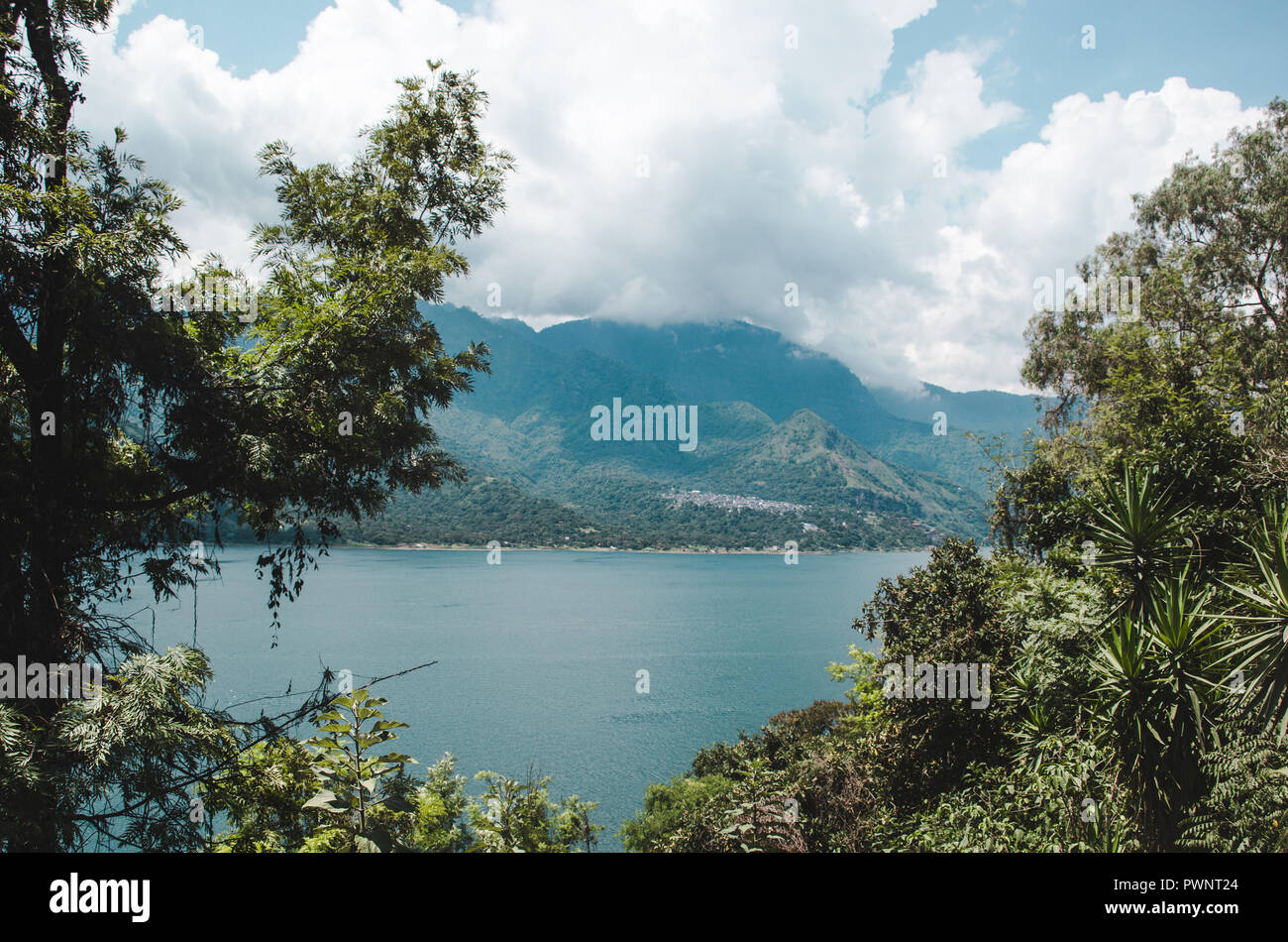 Vista sulle lussureggianti e blu paesaggio intorno al lago Atitlán, Guatemala Foto Stock