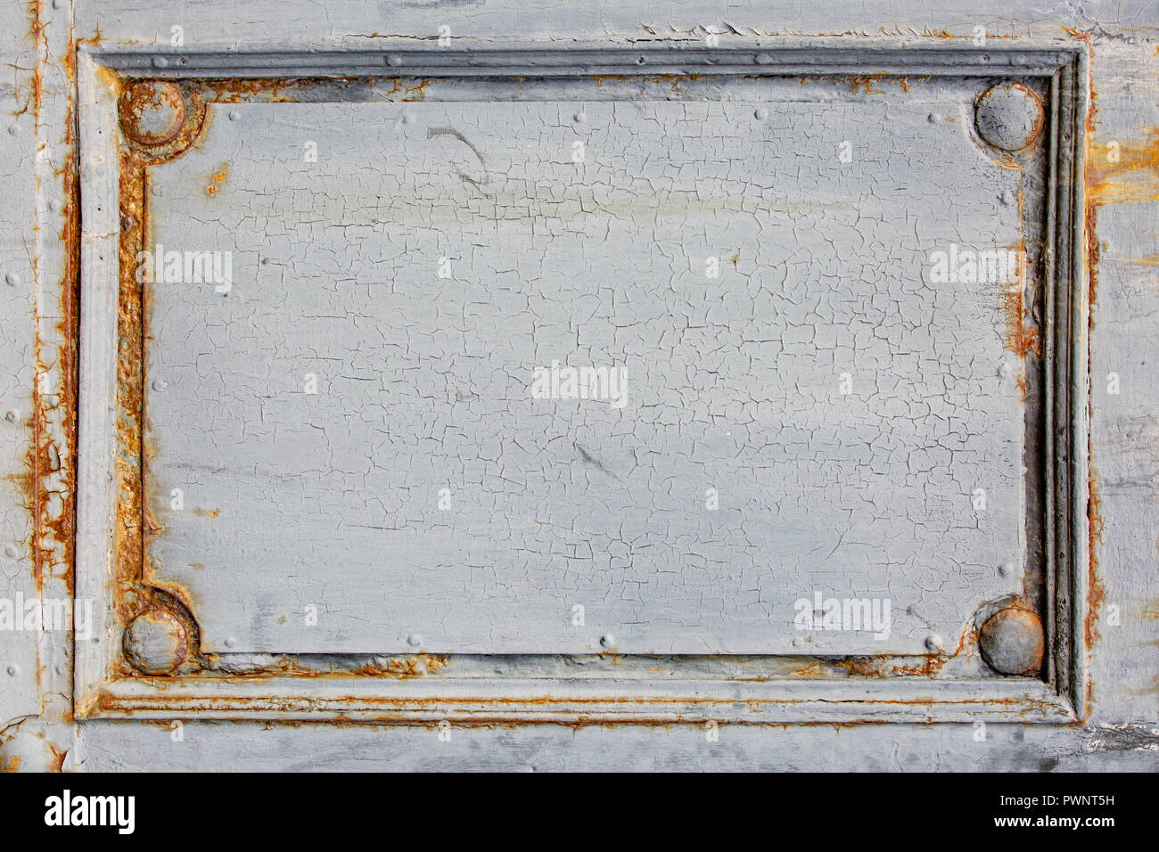 Frammento di una vecchia porta di legno. Sfondo per una progettazione di una soluzione satura di colore grigio. Foto Stock