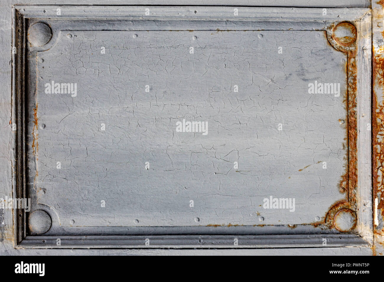 Frammento di una vecchia porta di legno. Sfondo per una progettazione di una soluzione satura di colore grigio. Foto Stock