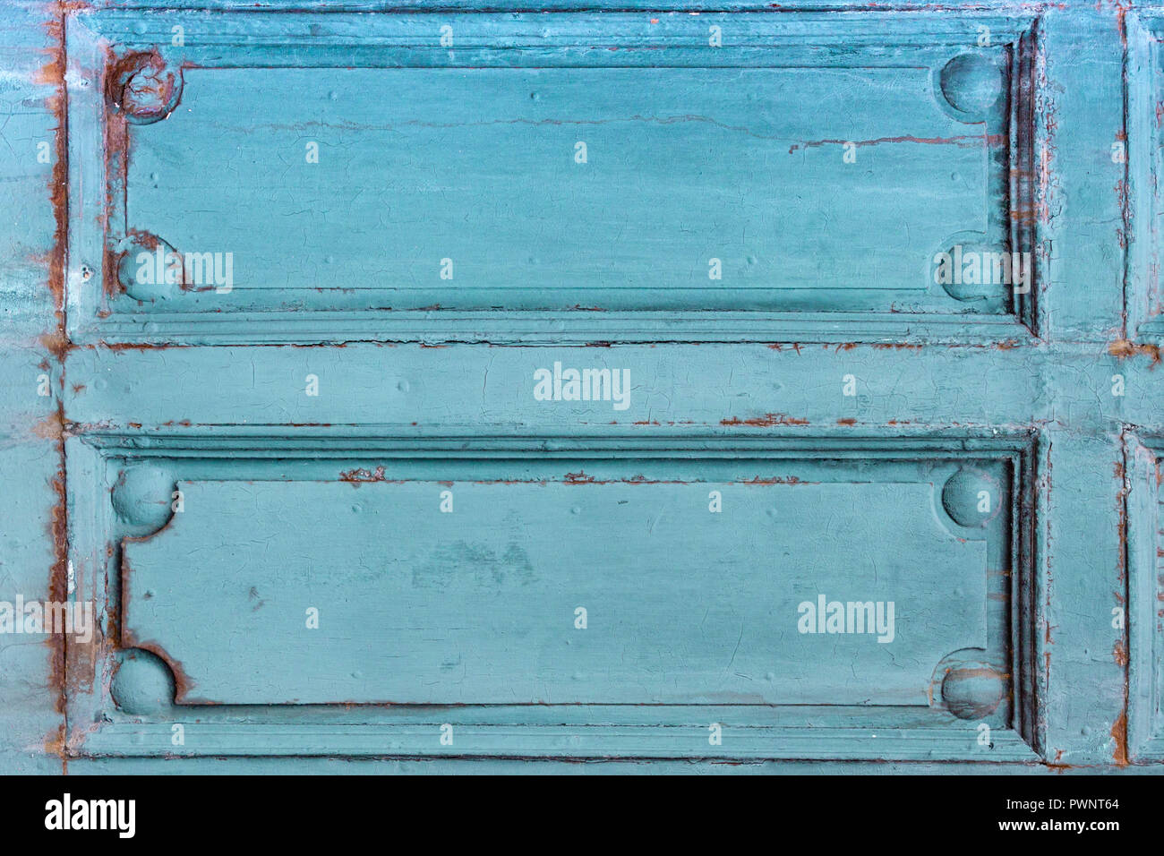 Frammento di una vecchia porta di legno. Sfondo per una progettazione di una soluzione satura di colore blu. Foto Stock