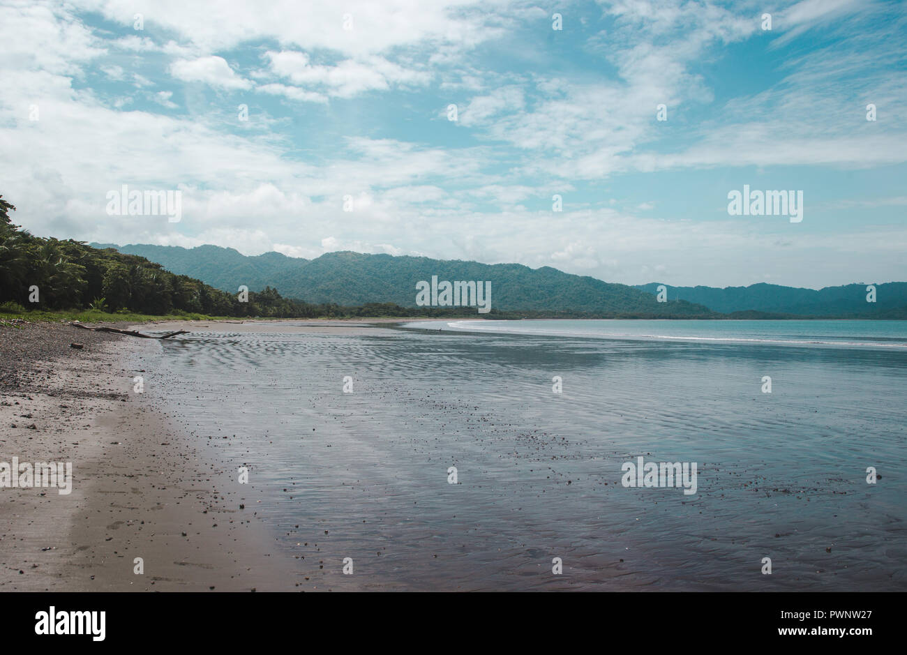 Tide fuori sul vuoto Bahia Ballena con n. di persone in una giornata di sole nei pressi di Montezuma, sulla costa del Pacifico di Costa Rica Foto Stock