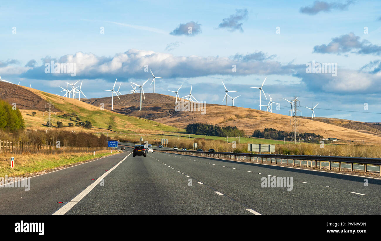 Parco eolico su una collina, strada M6. Autostrada in primo piano. Cumbria, Inghilterra, Regno Unito Foto Stock
