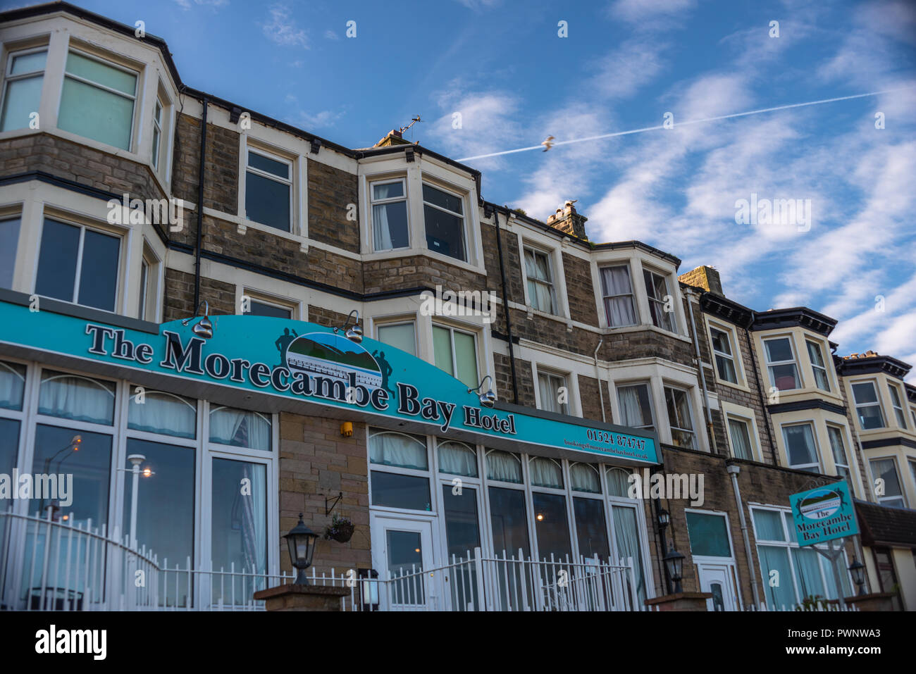 Lanosa nuvole sopra la baia di Morecambe Hotel lungomare di Blackpool, Lancashire, Regno Unito, Gran Bretagna Foto Stock