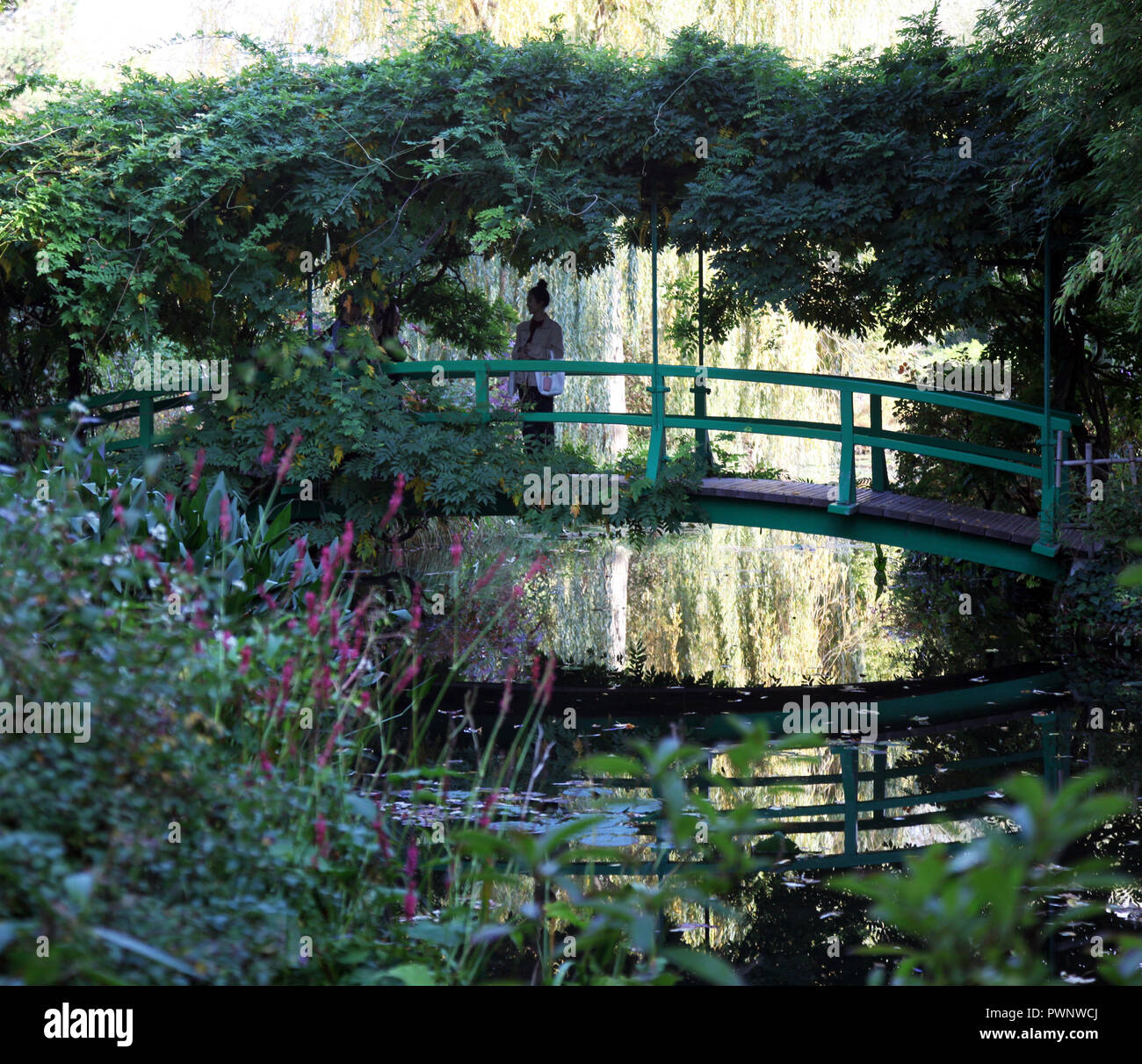 Il ponte giapponese su Monet Giardino acqua, Giverney, Normandia Foto Stock