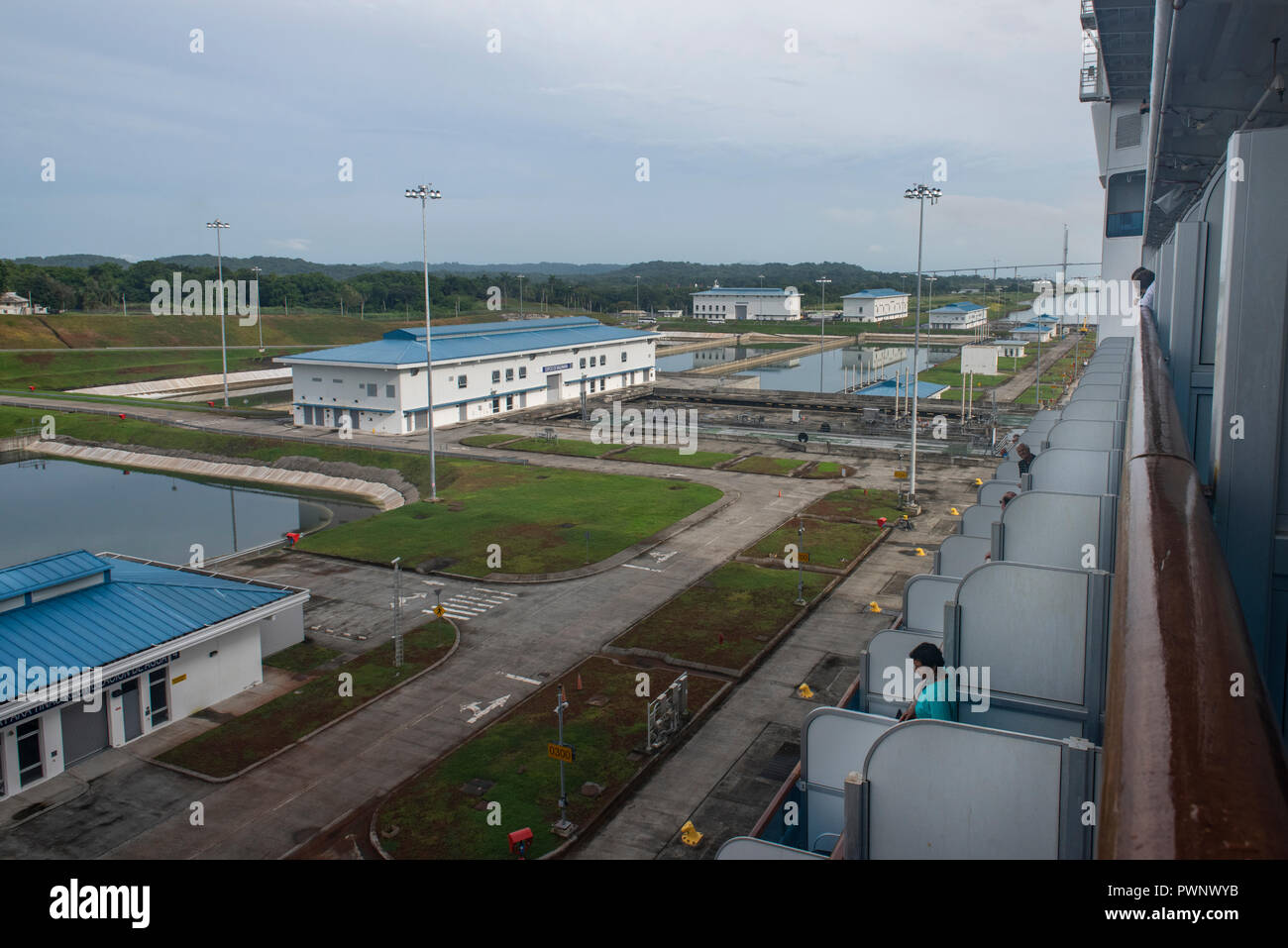 America centrale, Panama, del colon, del Canale di Panama. Nave da crociera in transito attraverso il territorio della nuova Panamax Agua Clara si blocca. Foto Stock