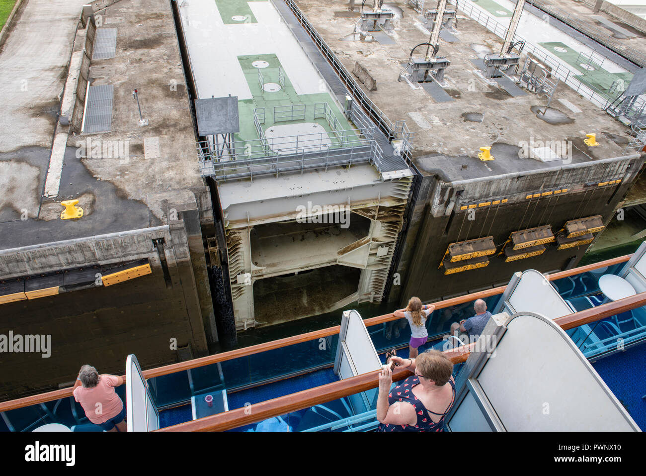 America centrale, Panama, del colon, del Canale di Panama. Nave da crociera in transito attraverso il territorio della nuova Panamax Agua Clara si blocca. Massiccio del punto di iniezione. Foto Stock