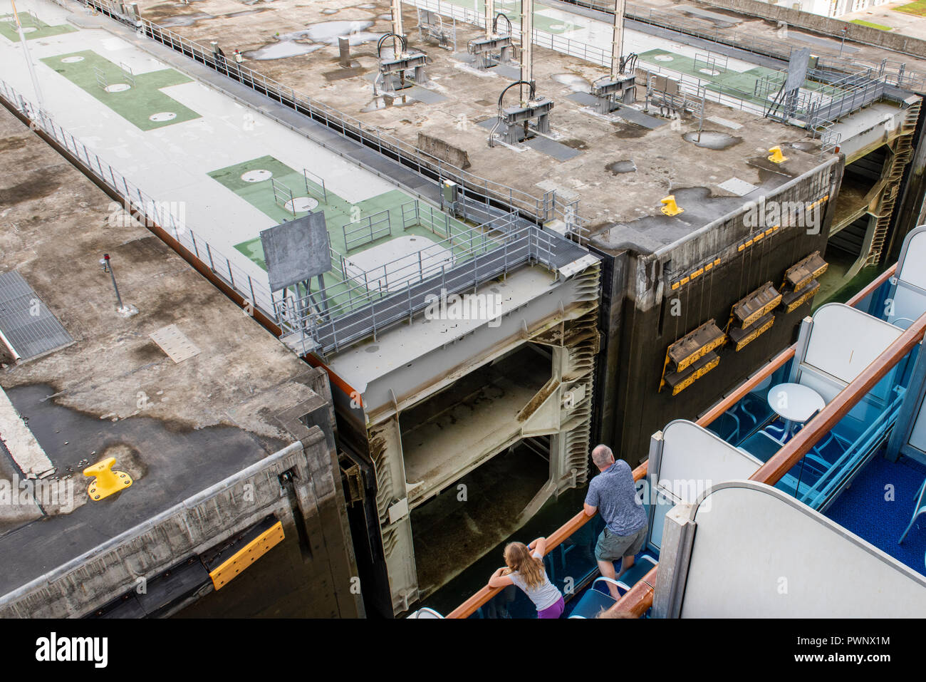 America centrale, Panama, del colon, del Canale di Panama. Nave da crociera in transito attraverso il territorio della nuova Panamax Agua Clara si blocca. Massiccio del punto di iniezione. Foto Stock