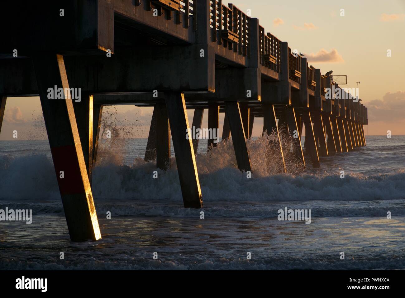 Sunrise a Jacksonville Beach pier Foto Stock