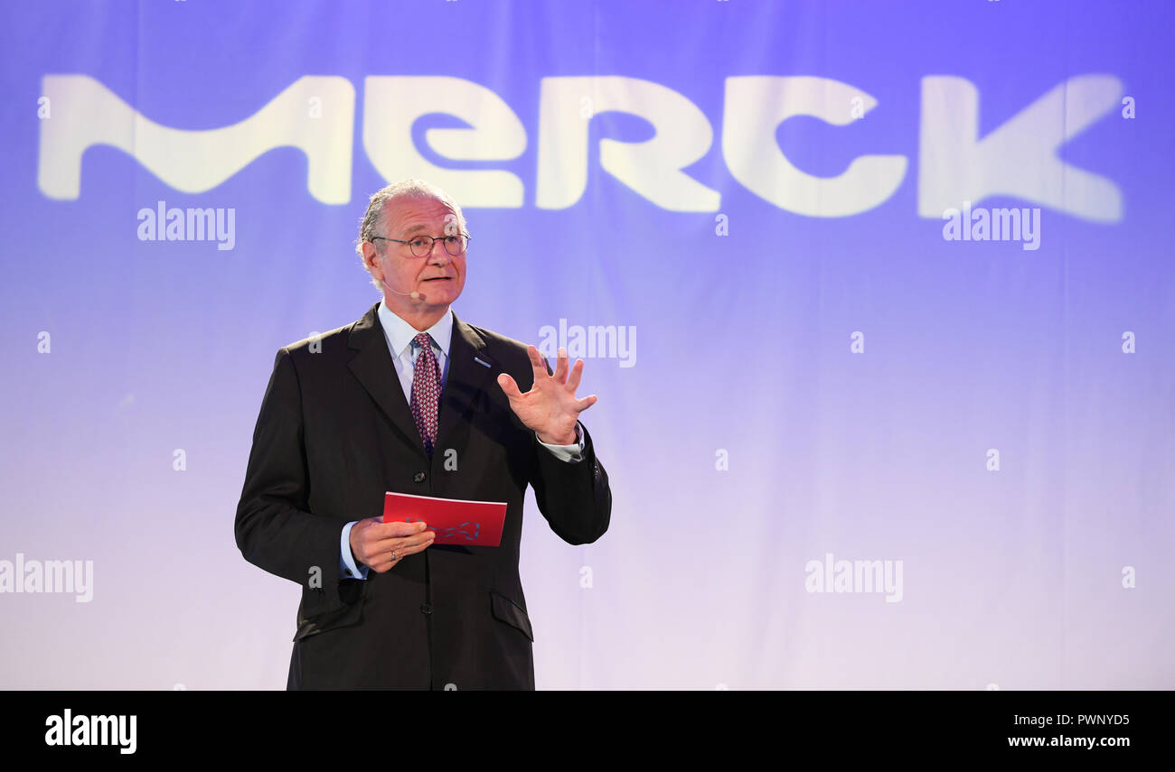 Darmstadt, Assia. Xvii oct, 2018. Stefan Oschmann, CEO di Merck KGaA, parla all'apertura del nuovo packaging farmaceutico center presso la sede di Darmstadt-base chimica e società farmaceutica. Merck ha investito circa 63 milioni di euro nella sua struttura all'avanguardia. Il centro di imballaggio ha una capacità di più di 210 milioni di confezioni farmaceutiche. Credito: Arne Dedert/dpa/Alamy Live News Foto Stock