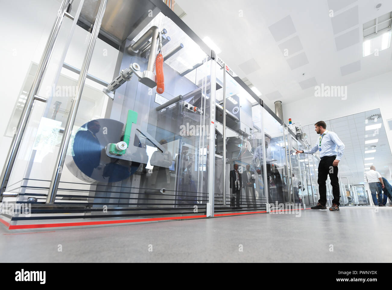 Darmstadt, Assia. Xvii oct, 2018. Una macchina confezionatrice viene utilizzato per scopi di test nel nuovo packaging farmaceutico center presso la sede di Darmstadt chimica a base di e la società farmaceutica Merck KGaA. Merck ha investito circa 63 milioni di euro nella sua struttura all'avanguardia. Il centro di imballaggio ha una capacità di più di 210 milioni di confezioni farmaceutiche. Credito: Arne Dedert/dpa/Alamy Live News Foto Stock