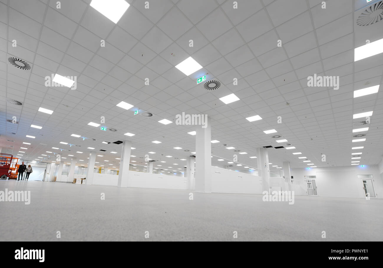 Darmstadt, Assia. Xvii oct, 2018. Lo spazio per il futuro di otto linee di blister verrà mostrato in apertura del nuovo packaging farmaceutico center presso la sede di Darmstadt chimica a base di e la società farmaceutica Merck KGaA. Merck ha investito circa 63 milioni di euro nella sua struttura all'avanguardia. Il centro di imballaggio ha una capacità di più di 210 milioni di confezioni farmaceutiche. Credito: Arne Dedert/dpa/Alamy Live News Foto Stock