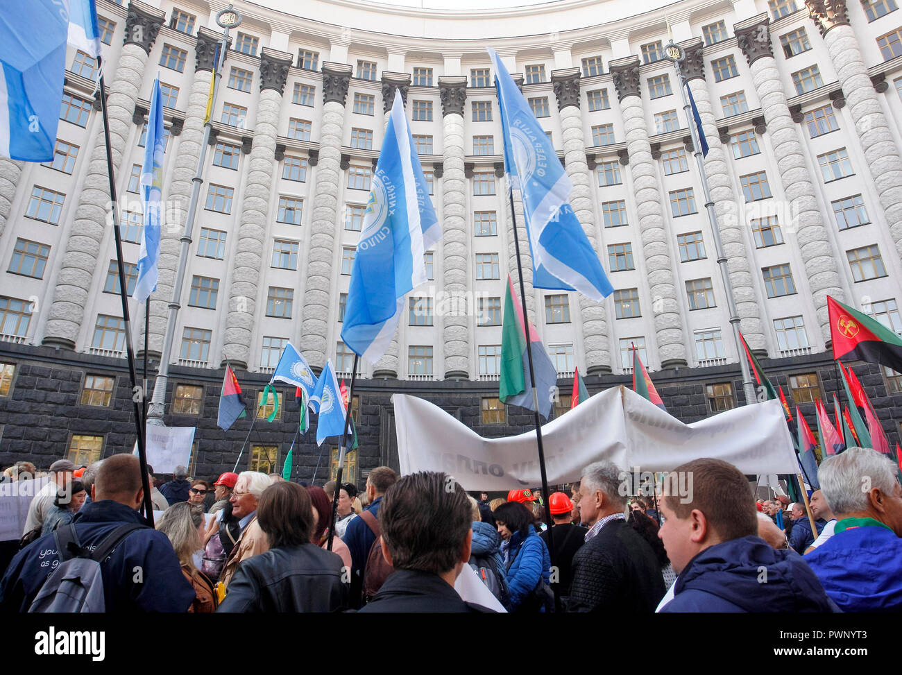 Manifestanti hanno visto portando cartelli e bandiere durante una manifestazione di protesta di fronte al ucraino gabinetto dei ministri edificio in Kiev. Report stato migliaia di persone hanno preso parte ad una manifestazione di protesta organizzata dall'ucraino confederazione dei sindacati, , in cui si chiede di aumentare gli stipendi e le condizioni di lavoro per lo stato finanziato i lavoratori. I manifestanti portano cartelloni lettura "l'educazione è il futuro dell'Ucraina ", " che non funzionava in una scuola è di non essere in grado di capire noi', 'il salario minimo è di pericolo per la salute ", " la necessità di fornire un insegnante di stipendio ai legislatori ucraino' e così via. La protesta è fasato con l'Inter Foto Stock