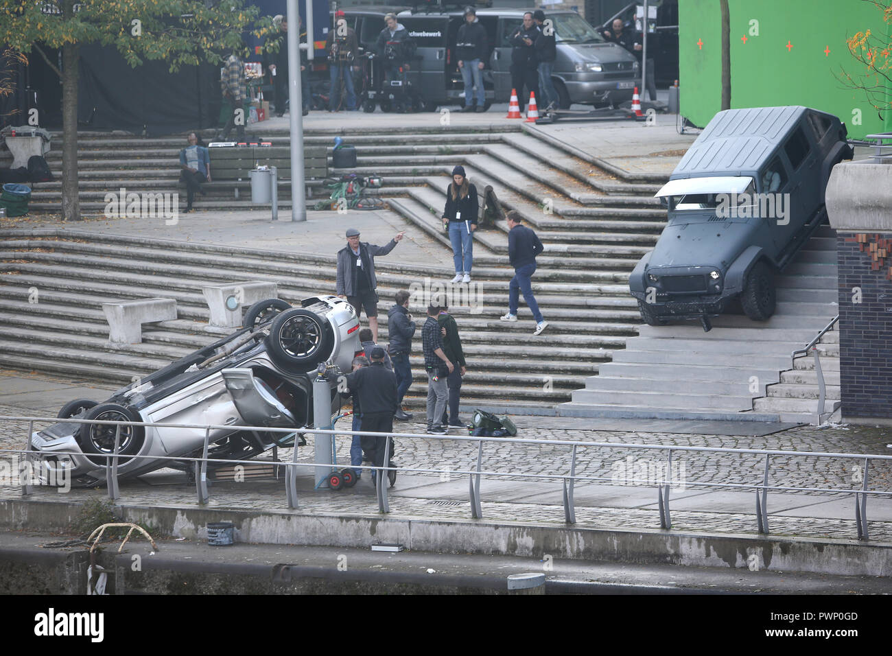 17 ottobre 2018, Amburgo: un auto è sul tetto della Hafencity durante le riprese del film previsto 'tre angeli di Charlie' e viene preparato per una scena di stunt. Foto: Bodo segna/dpa Foto Stock