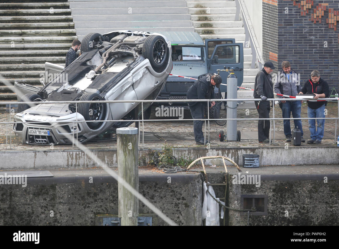 17 ottobre 2018, Amburgo: un auto è sul tetto della Hafencity durante le riprese del film previsto 'tre angeli di Charlie' e viene preparato per una scena di stunt. Foto: Bodo segna/dpa Foto Stock